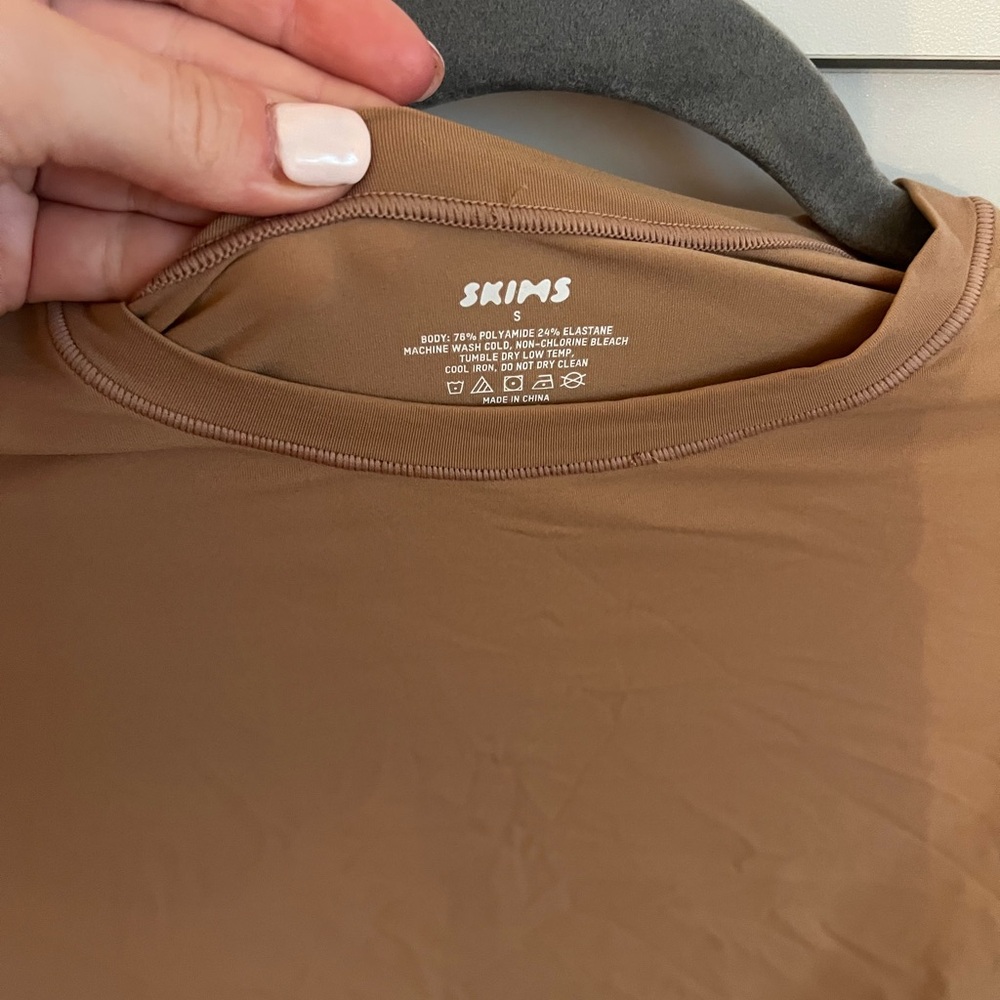 Skims butter soft, ultra thin & seamless crop tee